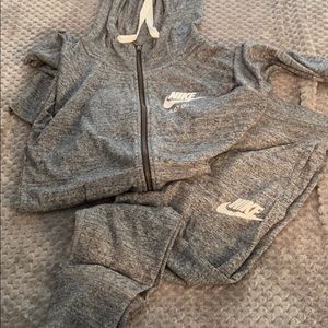 Women’s Nike zip up hoodie and jogger set